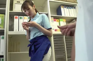 Em học sinh trú mưa với bộ đồng phục ướt đẫm bị gã đàn ông để ý tới