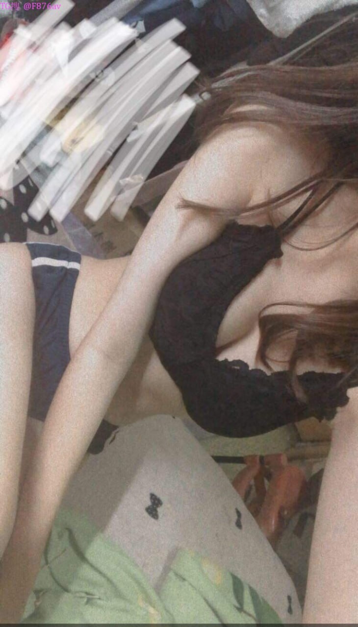 Hãy đến chơi với chị dâu tôi nhé. Cô ấy luôn để lộ mặt. Cô ấy rất tốt bụng và không hề khó chịu. Đêm nay tôi sẽ làm tình với anh trai tôi đến chết.