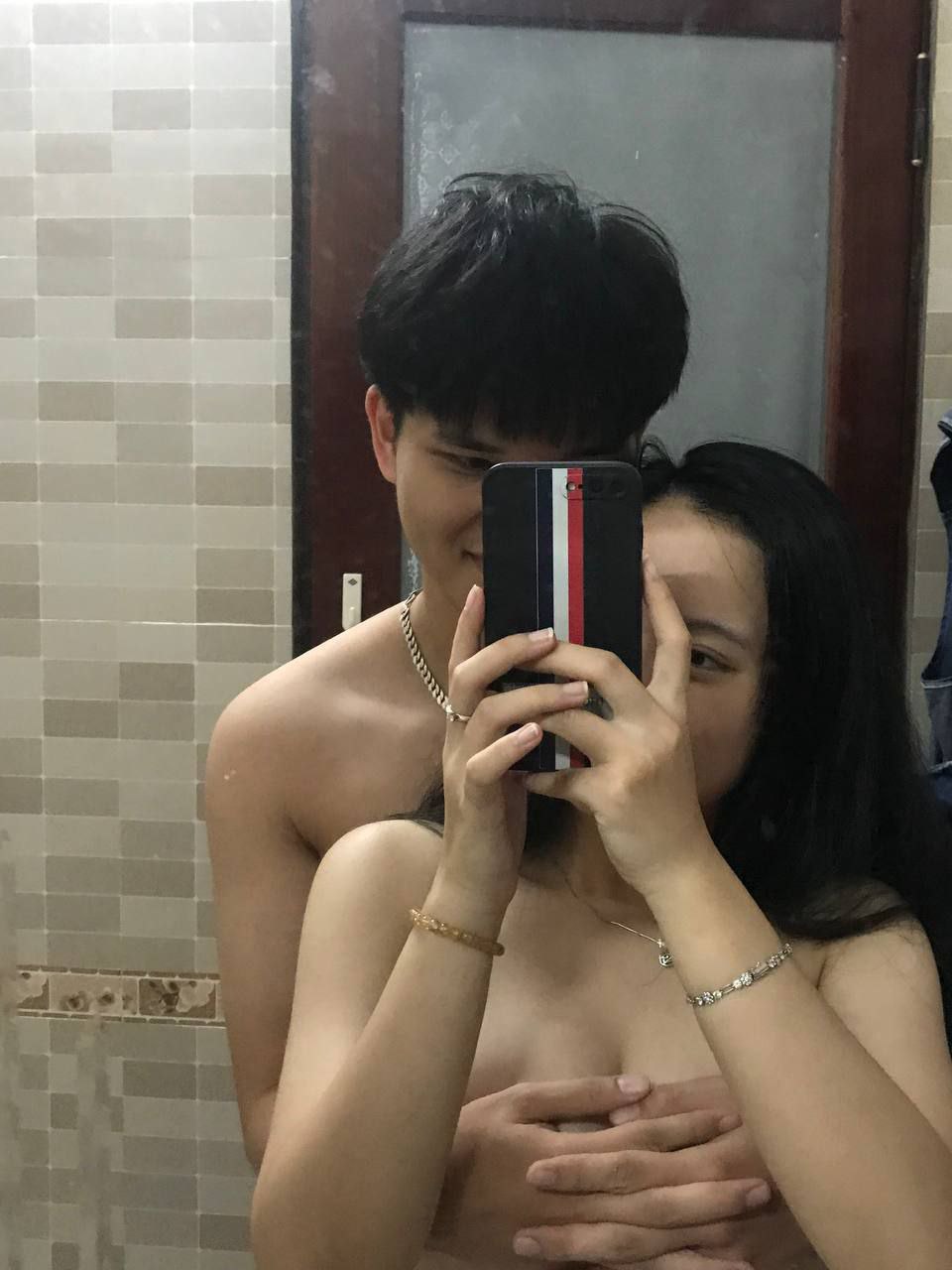 Những cô gái Thái xinh đẹp trước đầu và miệng chuông